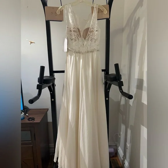 Elegant Cream Lace Wedding Dress - Picture 5 of 14